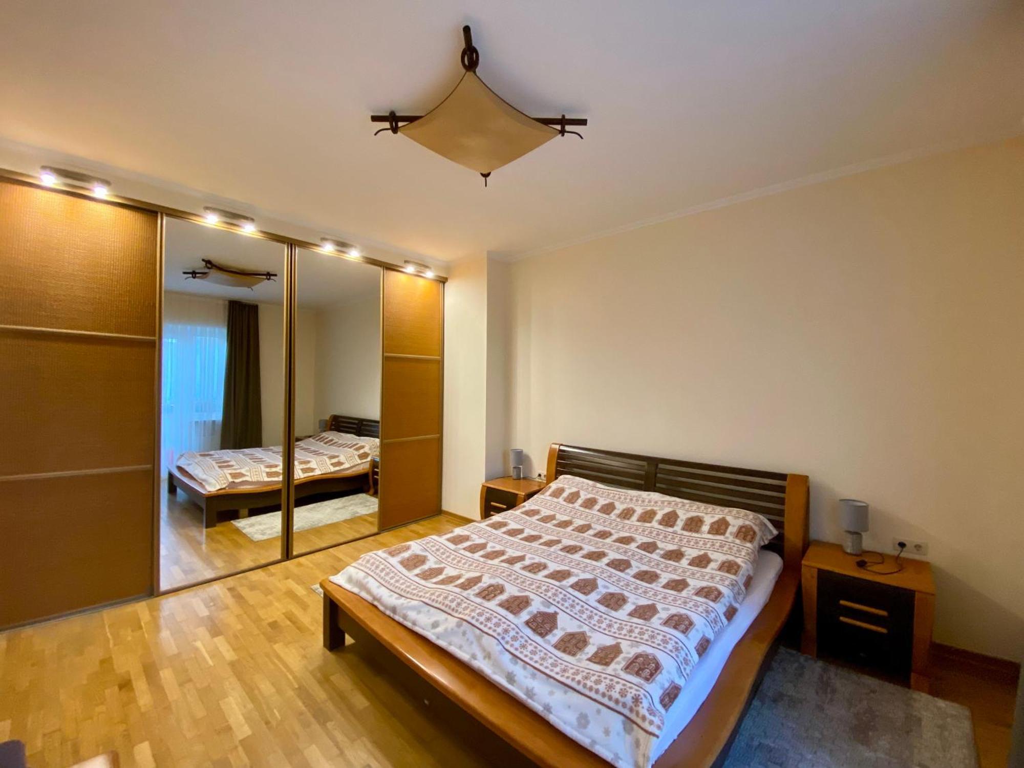Family Apartment Near The University Chernivtsi Exterior photo